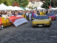 Le Ferrari sfilano con i passeggeri a bordo