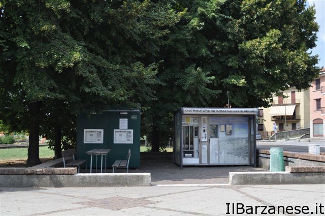 Piazza Mercato : sulla sinistra la Casa dell'Acqua