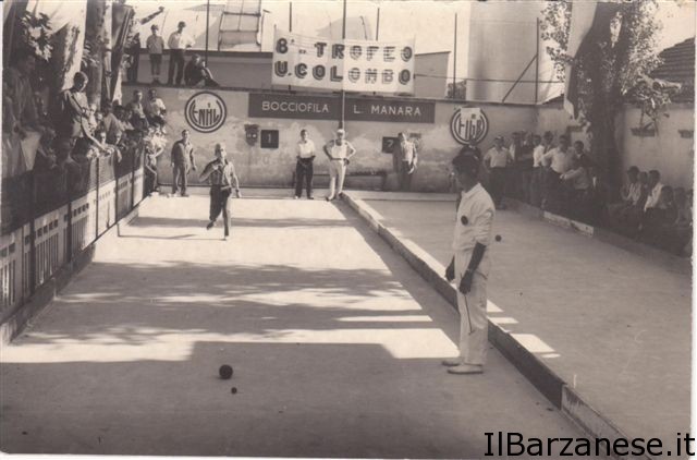 Anni 60: gare di bocce con il pubblico assiepato