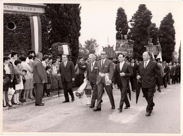 al centro della foto con la fascia tricolore il Sindaco Franco Colzani dal 1963 al 1978