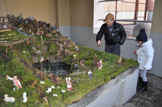 Marcello con un bambino in visita al presepe