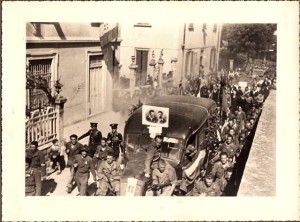 10 maggio 1945: corteo sotto il sagrato della chiesa parrocchiale