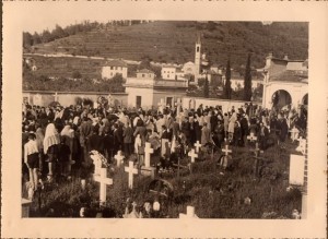 Il cimitero comunale con vista sulla collina