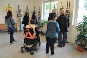 Visitatori della mostra in Sala Civica