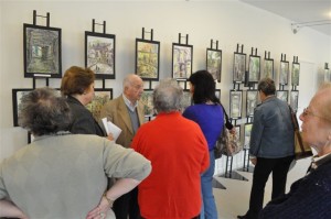 Il prof. Sala tra i visitatori della mostra