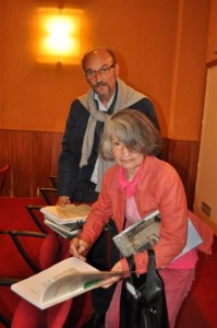 L'autrice Gina Pisano autografa una copia per il comune di Barzanò