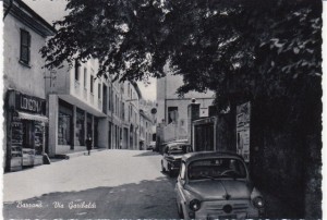 Il piccolo negozio Longoni in via Garibaldi in una cartolina d'epoca