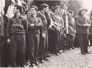 1961 Centenario Unità d'Italia: Sergio Longoni, secondo da destra, in tuta sportiva 