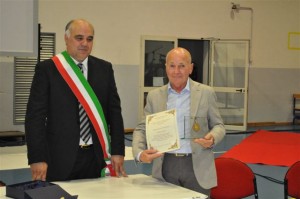 Sergio Longoni riceve il premio dal sindaco Giancarlo Aldeghi