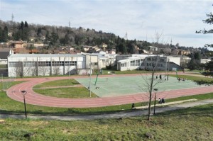 La scuola media consortile vista da via Papa Giovanni 