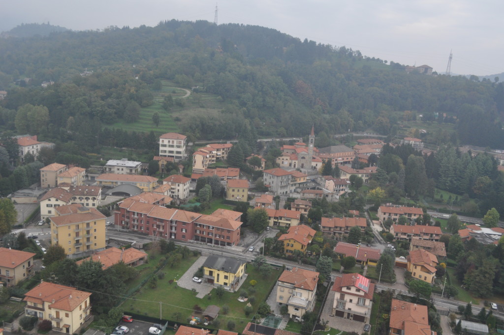 La collina e la chiesa parrocchiale