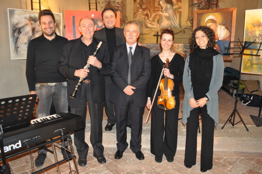 a foto tutti i protagonisti dell’evento musicale: da sinistra Davide Proserpio, Gianni Motta, il maestro Massimo Mazza, Sergio Ferrando, Silvia Gabardi e Marta Maggioni