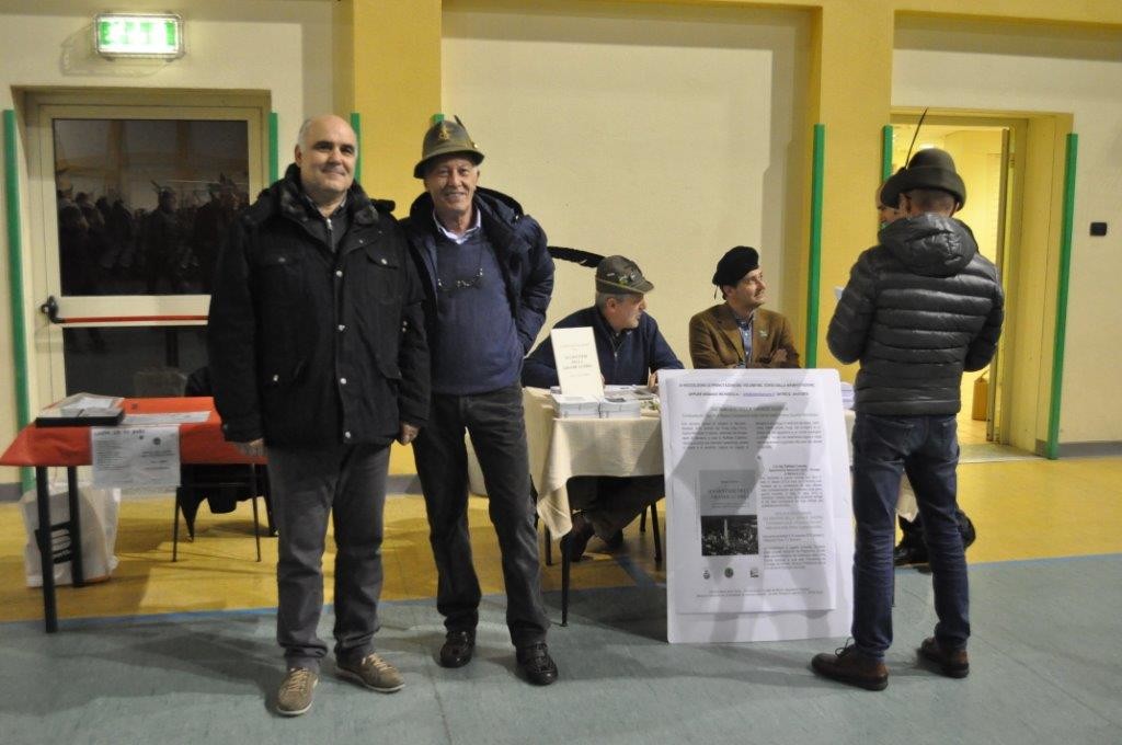 Il Sindaco Giancarlo Aldeghi con Raffaele Colombo autore del volume " Sui sentieri della Grande Guerra" 