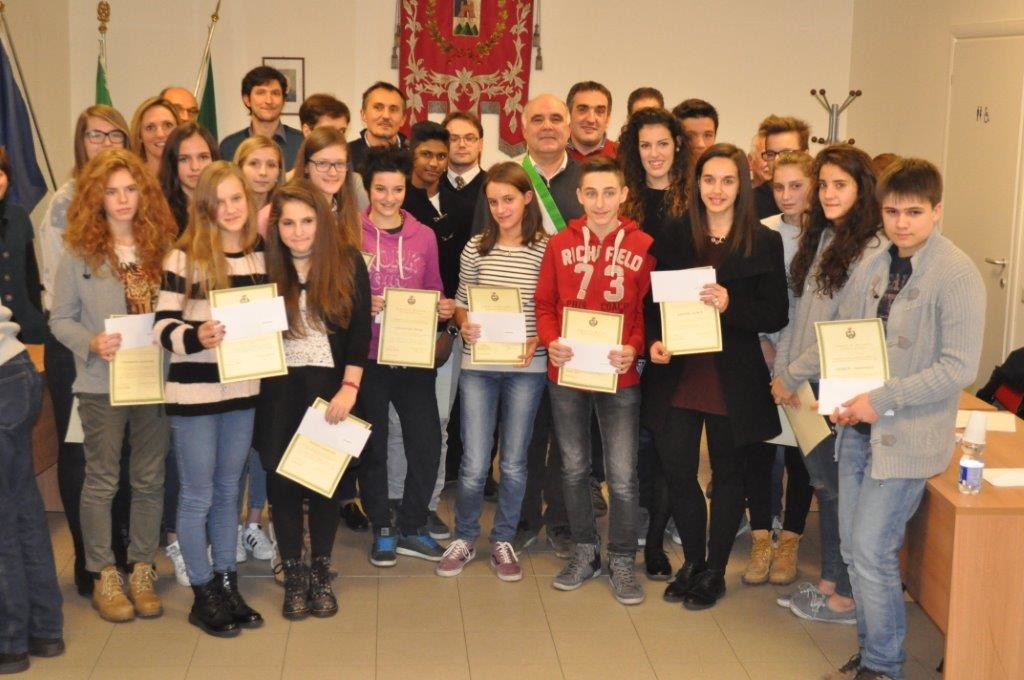 Foto di gruppo degli studenti premiati con gli amministratori comunali