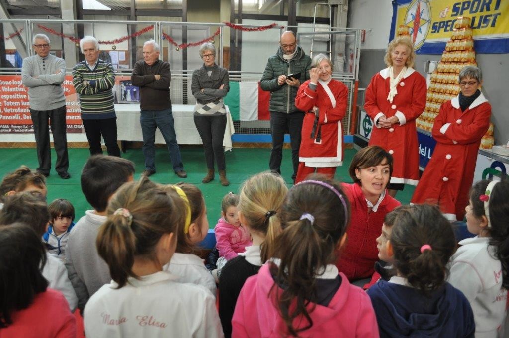 I bambini in coro per i nonni   poi le altre in un box