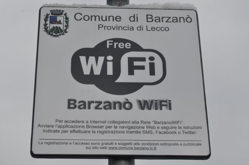 Uno dei cartelli del servizio WI-FI collocati in paese