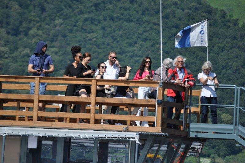 L'artista Christo sul pontile del battello