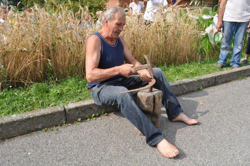 Nonno Ettore affila il falcetto