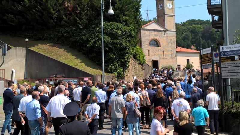 La folla accompagna il feretro alla chiesa parrocchiale