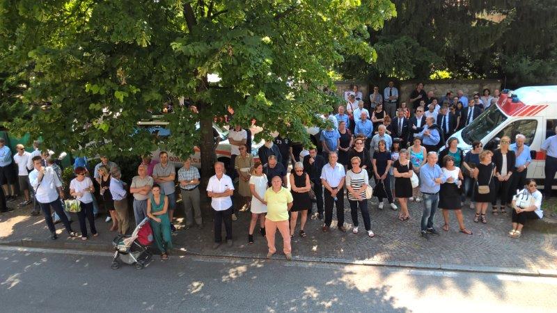 Molti cittadini sono rimasti fuori dalla chiesa 