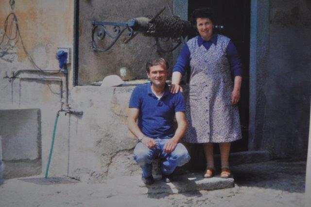 La signora Irma con Sandro accanto al pozzo della Cascina Campagnola