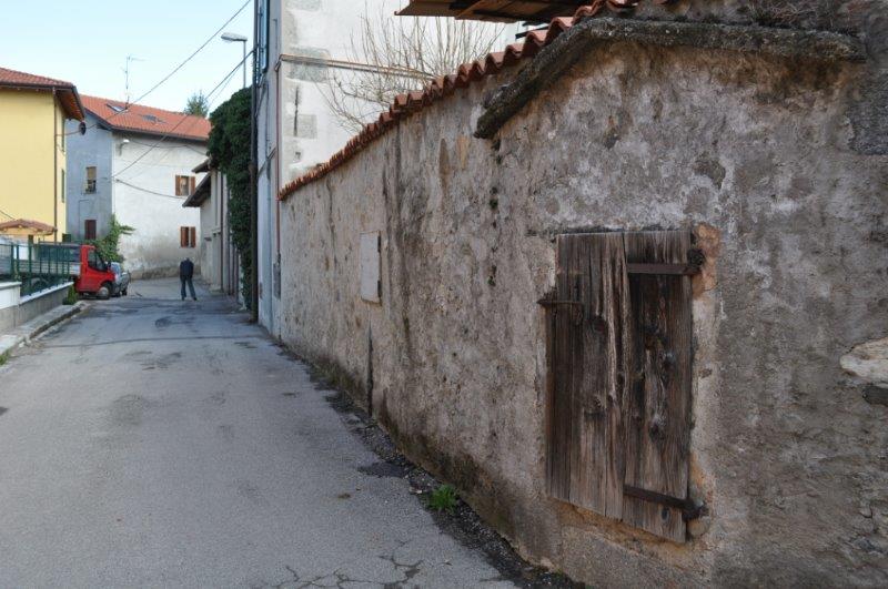  Via Oriano a Torricella: a destra la finestra di legno nasconde il pozzo