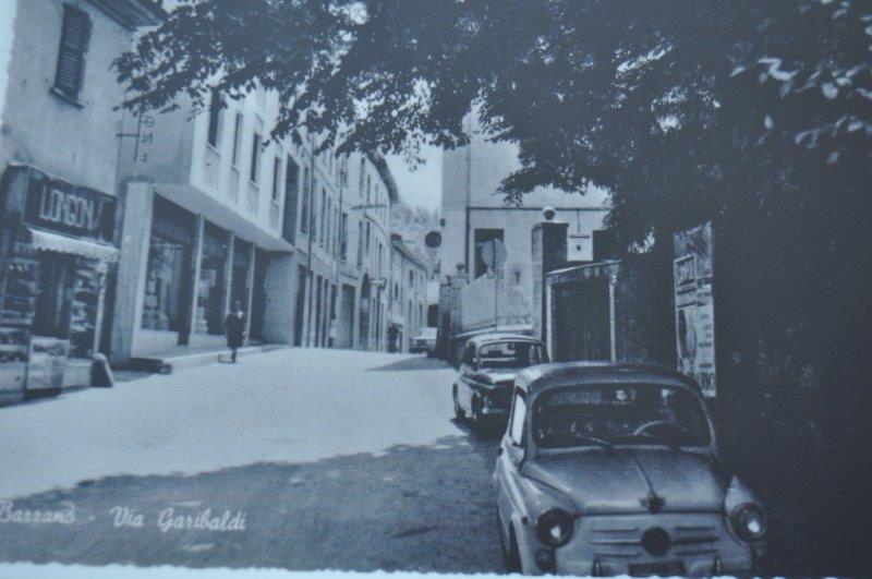 Via Garibaldi : già negli anni 50/60 in questi edifici arrivava l'acqua della collina di Sirtori