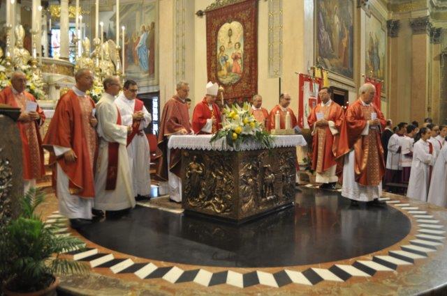 L'altare con Don renato Cameroni al centro accanto a Mons. Maurizio  Rolla