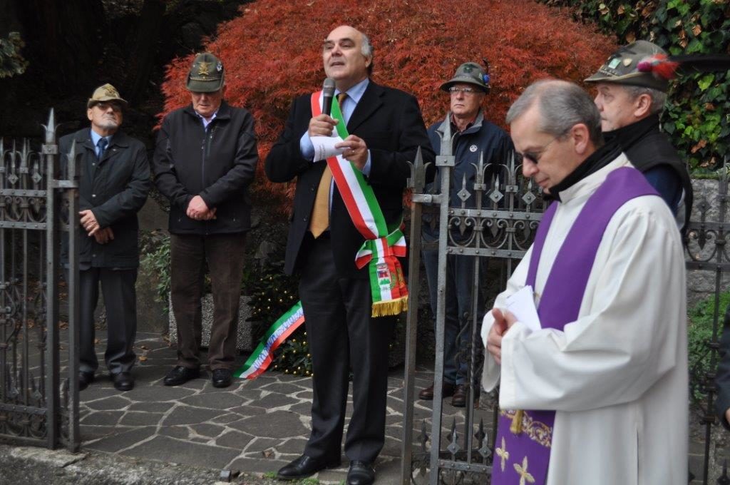 Il Sindaco Giancarlo Aldeghi tiene il discorso sul sagrato della Chiesa Parrocchiale