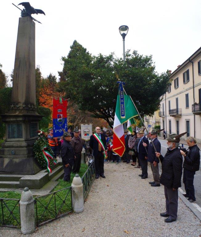 Davanti al monumento ai caduti nel Parco delle Rimembranze 