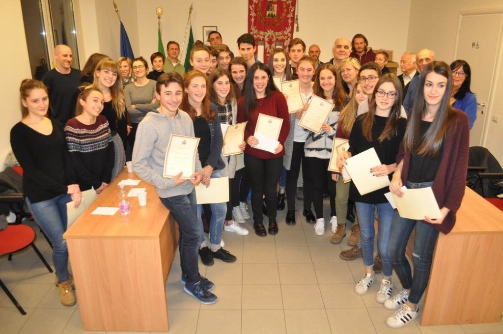 Foto di gruppo degli studenti premiati 